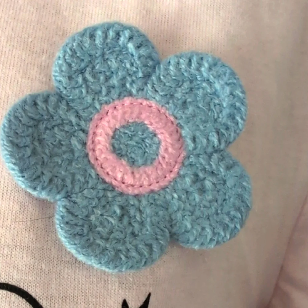 Disney Pink Mickey & Mini Mouse + Friends Graphic Shirt Crochet Flowers SZ M - Picture 6 of 16